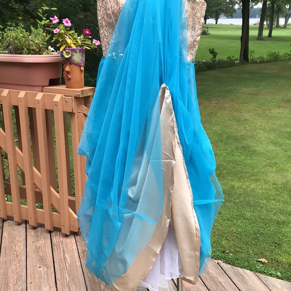 Dress like Cinderella in this glamorous gown. 3/4 - Picture 5 of 12